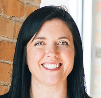 Sophie Hartwell, asiakastukitiimin johtaja, headshot.